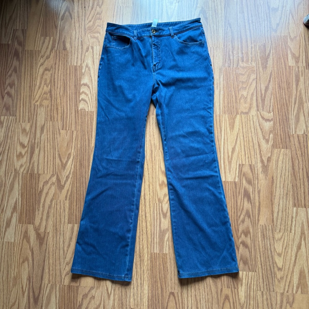 Classic Blue Women's Bootcut Stretch Jeans- size Large 32W 30L
